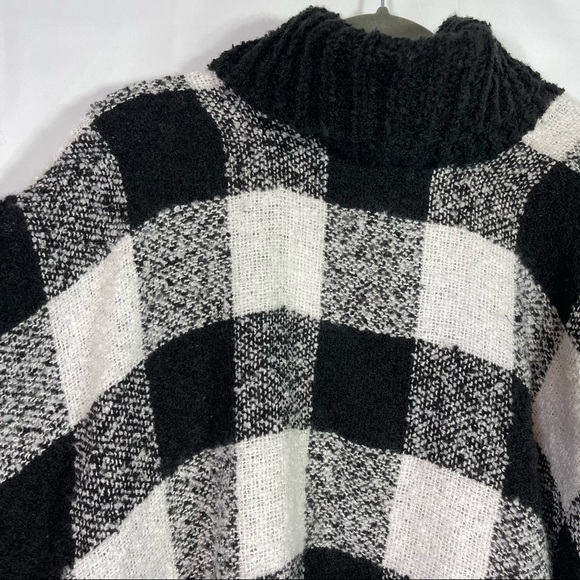 NWT Woodland Creek, Buffalo Plaid Poncho. Sooo super soft!! - Picture 2 of 5